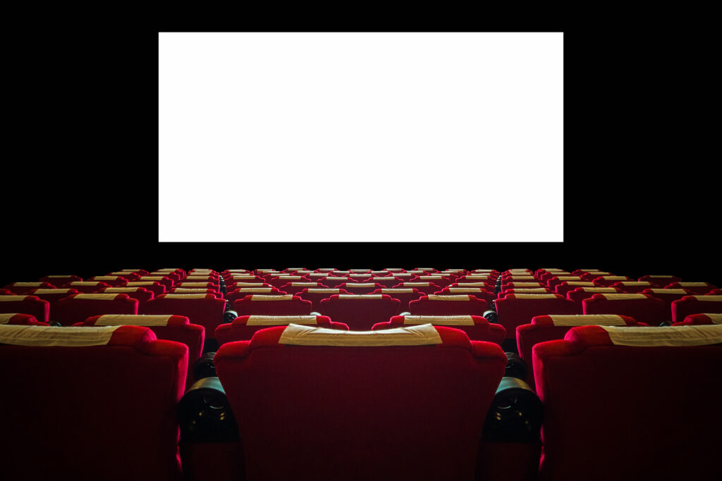La imagen tiene un atributo ALT vacío; su nombre de archivo es cinema-hall-with-red-seat-wide-white-screen-1024x683.jpg